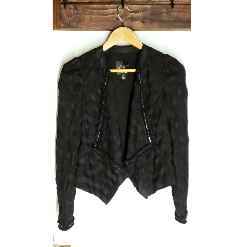 "Mcginn" black top